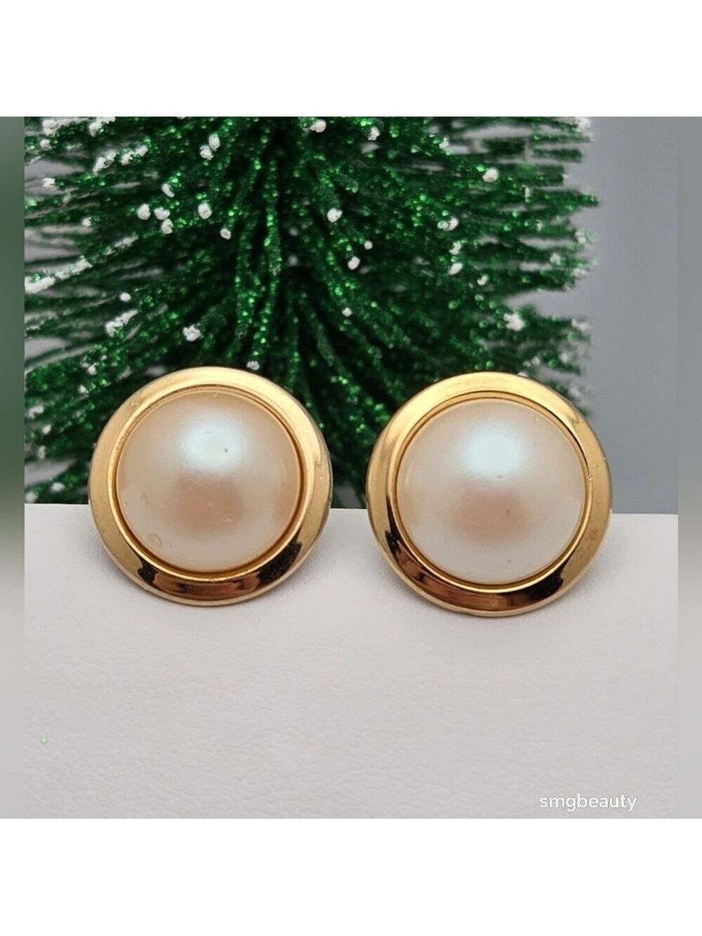 Faux Pearl Stud Pierced Earrings Classic Good Condition Gold Tone